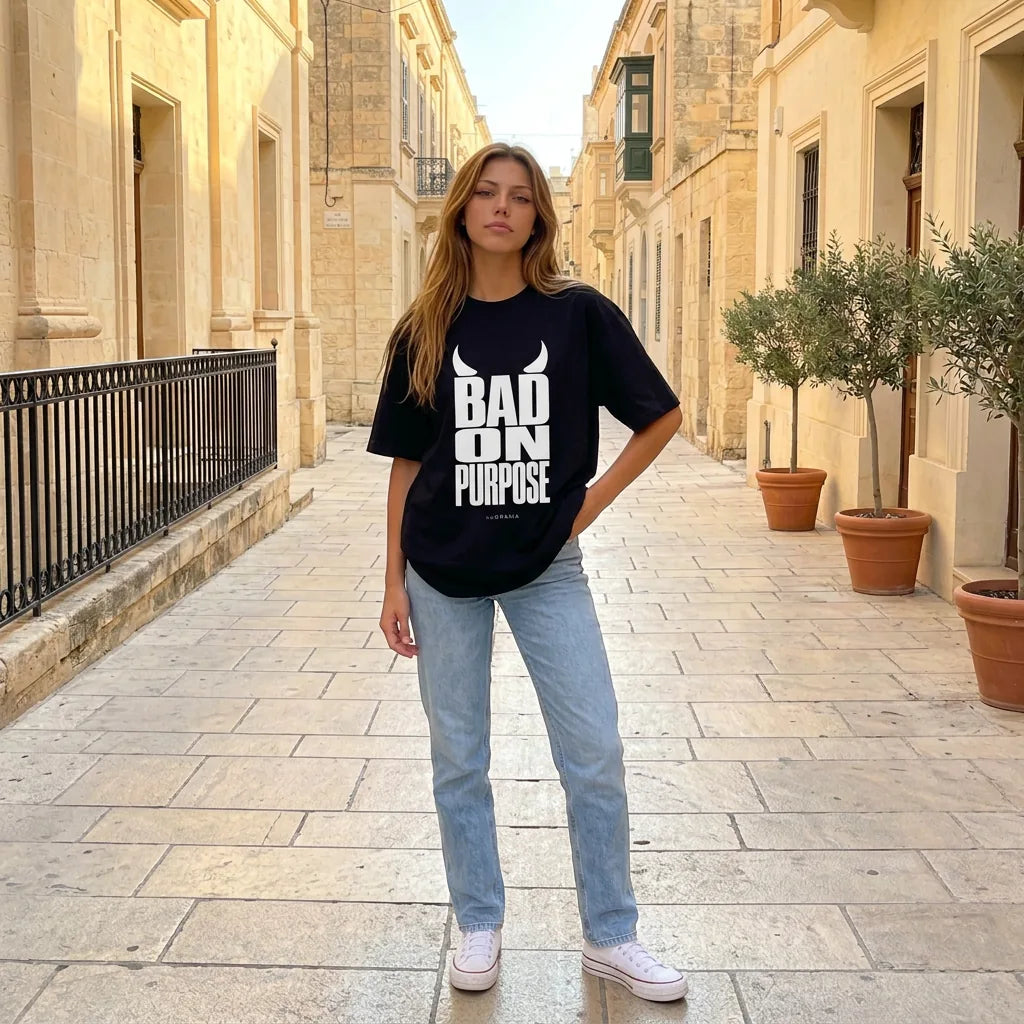 Жена с черна oversized тениска Bad on Purpose noDRAMA