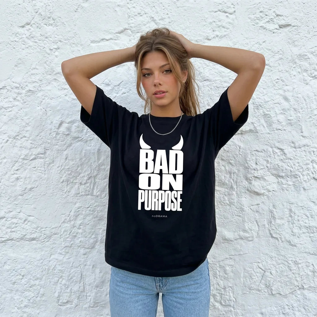 Жена с тениска Bad on Purpose до варосана каменна стена noDRAMA