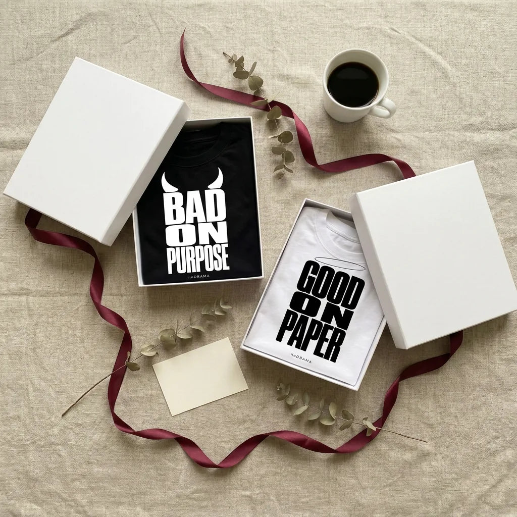 Подаръчни кутии noDRAMA с тениски Bad on Purpose и Good on Paper, панделка и кафе