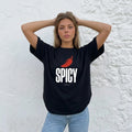 Жена с тениска Spicy до варосана каменна стена noDRAMA