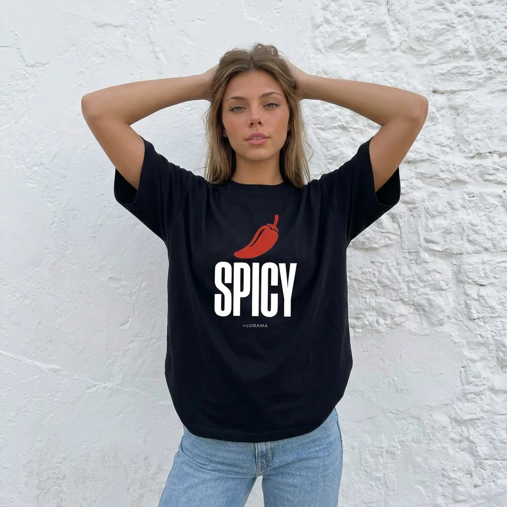 Жена с тениска Spicy до варосана каменна стена noDRAMA