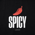 Близък план на принта Spicy с червено чили върху черна тениска noDRAMA