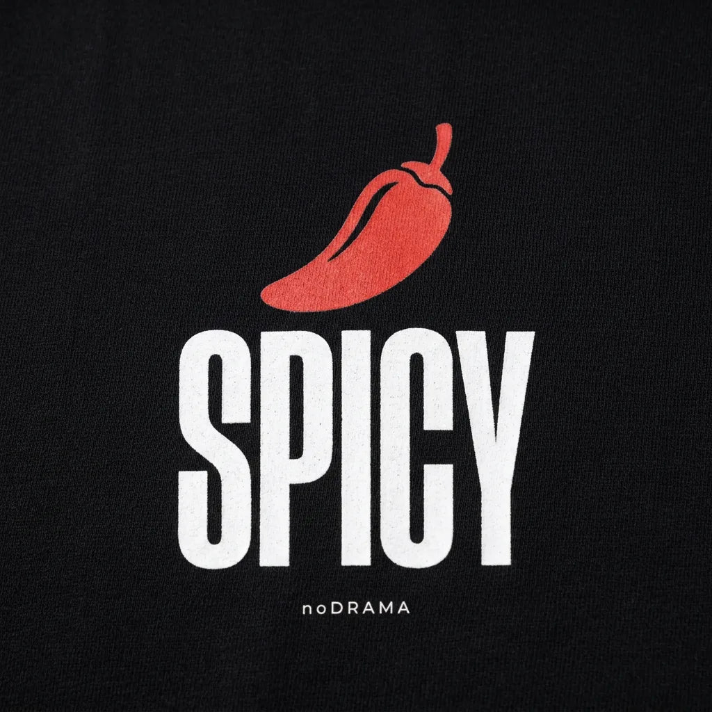 Близък план на принта Spicy с червено чили върху черна тениска noDRAMA