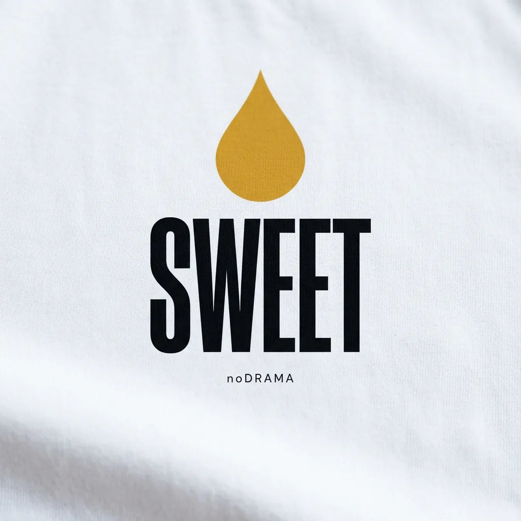 Близък план на принта Sweet със златна капка мед върху бяла тениска noDRAMA