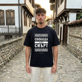 Мъж с черна oversized тениска Свобода или смърт на възрожденска улица noDRAMA