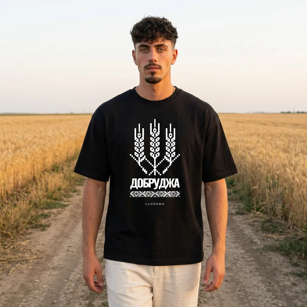 Мъж с черна oversized тениска Добруджа по черен път между нивите noDRAMA