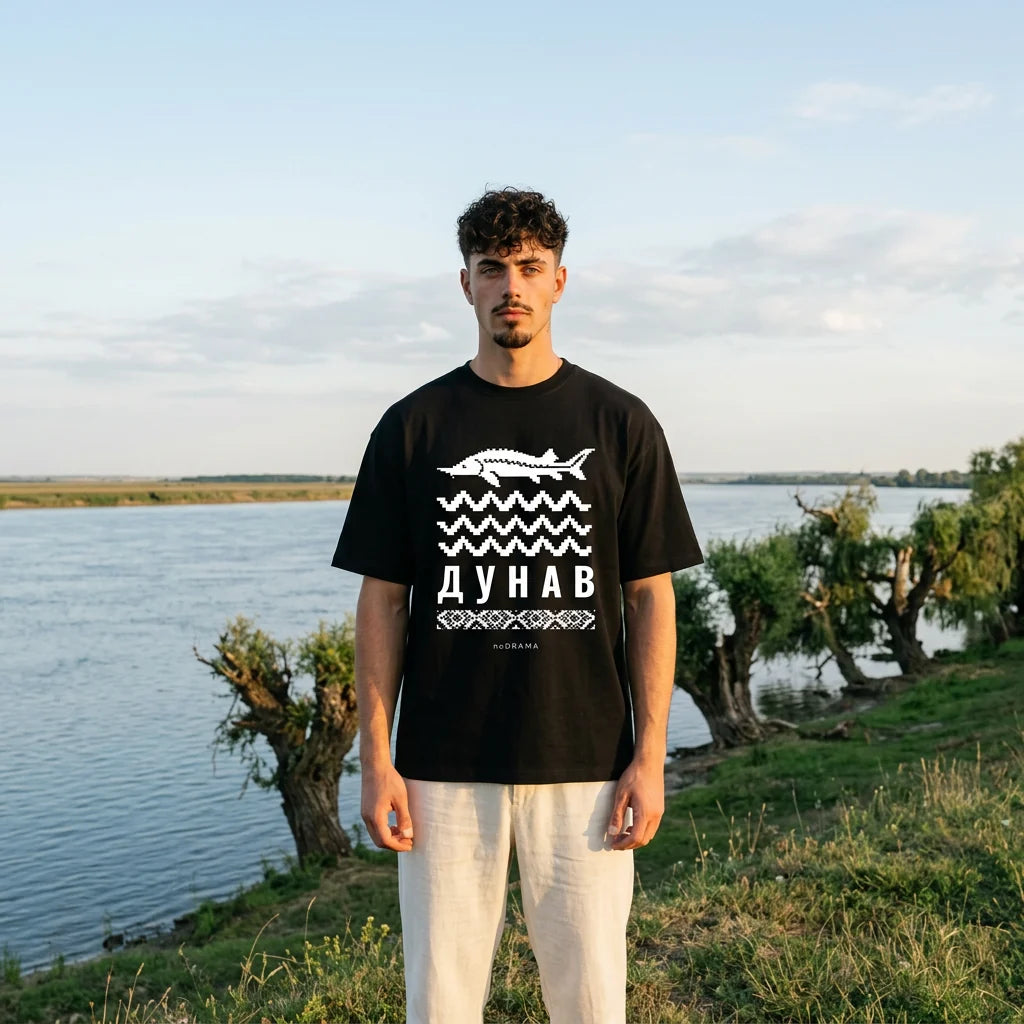 Мъж с черна oversized тениска Дунав на брега на реката noDRAMA