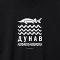 Близък план на щампата Дунав с моруна и шевица върху черна тениска noDRAMA