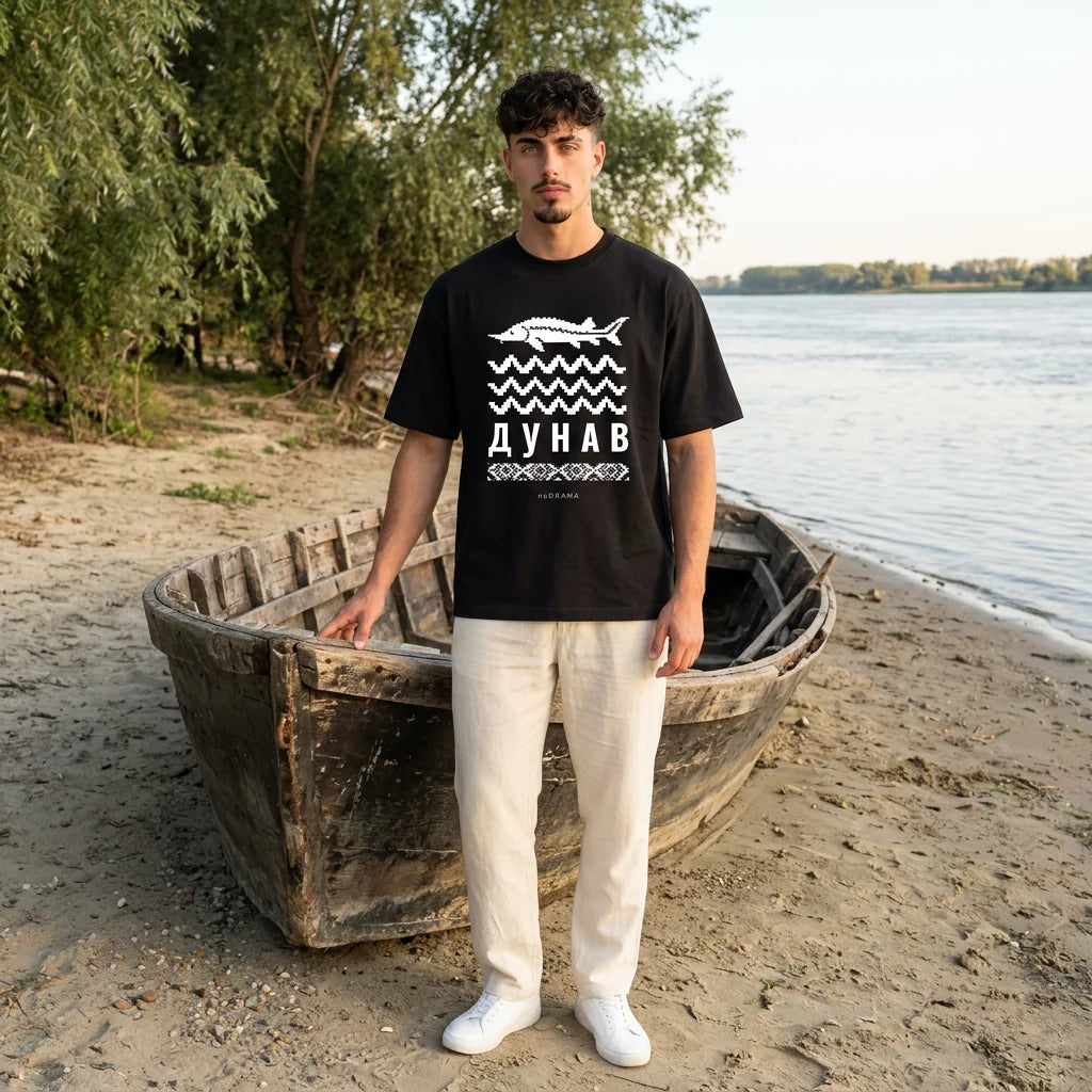 Мъж с черна oversized тениска Дунав до рибарска лодка noDRAMA