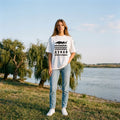 Жена с бяла oversized тениска Дунав на брега под върбите noDRAMA