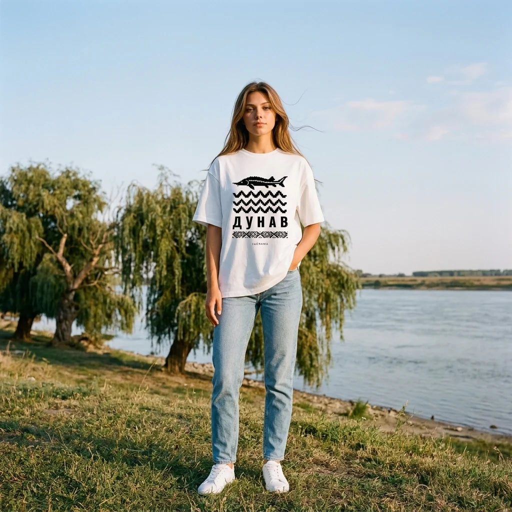 Жена с бяла oversized тениска Дунав на брега под върбите noDRAMA