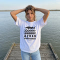 Жена с бяла тениска Дунав на дървен кей noDRAMA