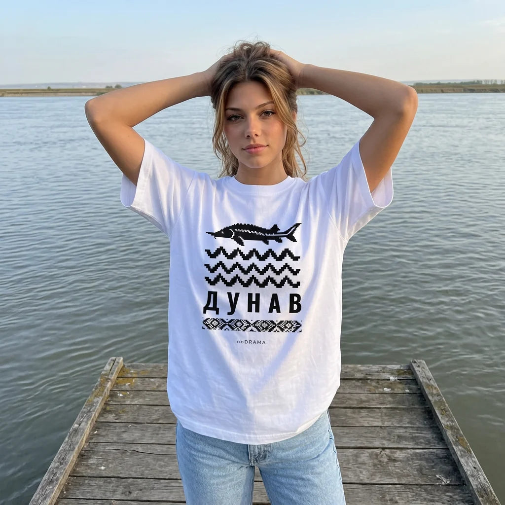 Жена с бяла тениска Дунав на дървен кей noDRAMA