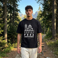 Мъж с черна oversized тениска Рила по горска пътека в планината noDRAMA