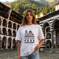 Жена с бяла oversized тениска Рила в двора на манастира noDRAMA