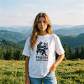 Жена с бяла oversized тениска Родопа на планинска поляна noDRAMA