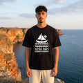 Мъж с черна oversized тениска Черно море на нос Калиакра noDRAMA