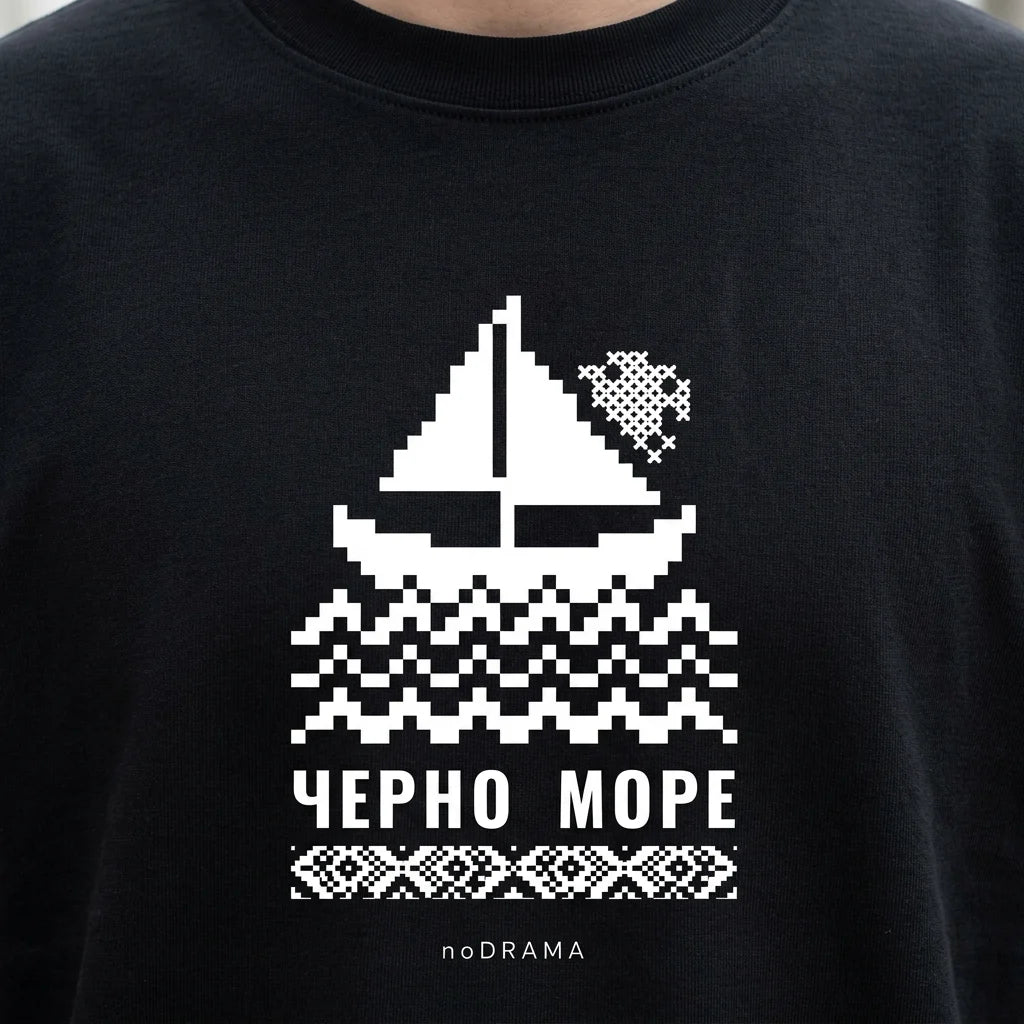 Мъж с черна oversized тениска Черно море на нос Калиакра noDRAMA