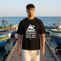Мъж с черна oversized тениска Черно море на рибарския кей noDRAMA