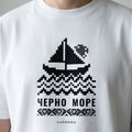 Близък план на щампата Черно море с платноходка и шевица върху бяла тениска noDRAMA