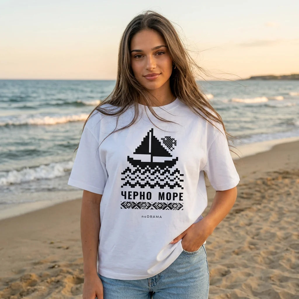 Жена с бяла oversized тениска Черно море на плажа noDRAMA