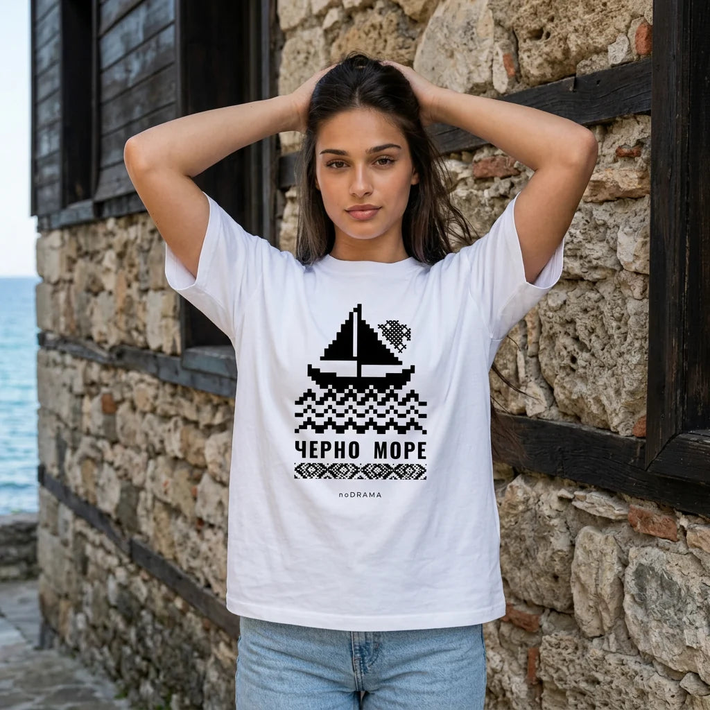 Жена с бяла oversized тениска Черно море на плажа noDRAMA