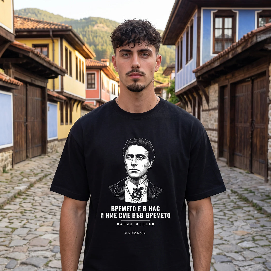 Мъж с черна oversized тениска Левски в Копривщица noDRAMA