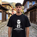 Мъж с черна oversized тениска Левски в Копривщица noDRAMA