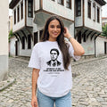 Жена с бяла oversized тениска Левски в Стария град на Пловдив noDRAMA