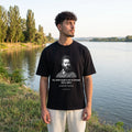 Мъж с черна oversized тениска Ботев на брега на Дунав noDRAMA