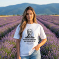 Жена с бяла oversized тениска Вазов в лавандулово поле noDRAMA