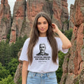 Жена с бяла oversized тениска Вазов пред Белоградчишките скали noDRAMA