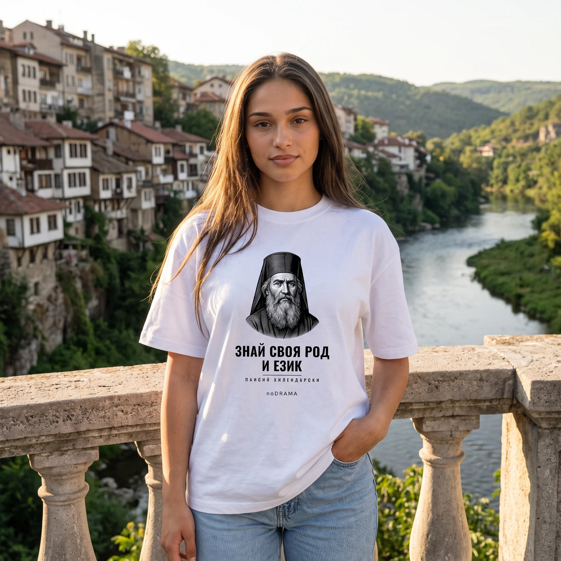 Жена с бяла oversized тениска Паисий във Велико Търново над Янтра noDRAMA
