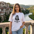 Жена с бяла oversized тениска Паисий във Велико Търново над Янтра noDRAMA