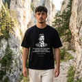 Мъж с черна oversized тениска Делчев над Триградското ждрело noDRAMA