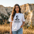Жена с бяла oversized тениска Делчев сред Мелнишките пирамиди noDRAMA