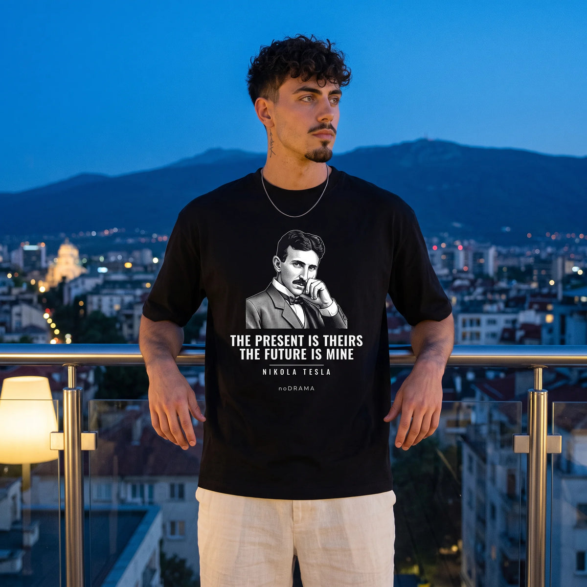 Мъж с черна oversized тениска Тесла на покрив над София по здрач noDRAMA