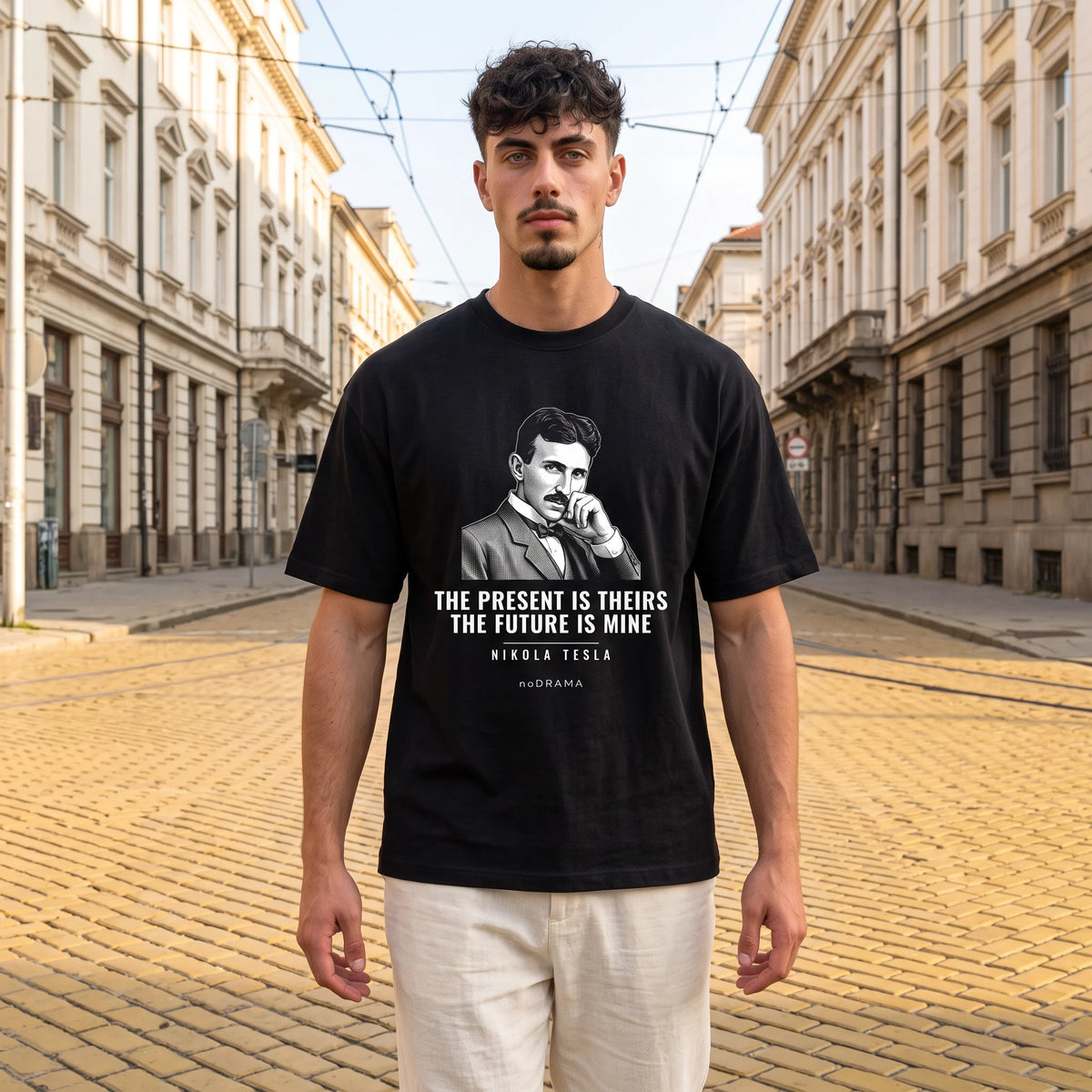 Мъж с черна oversized тениска Тесла по жълтите павета в София noDRAMA