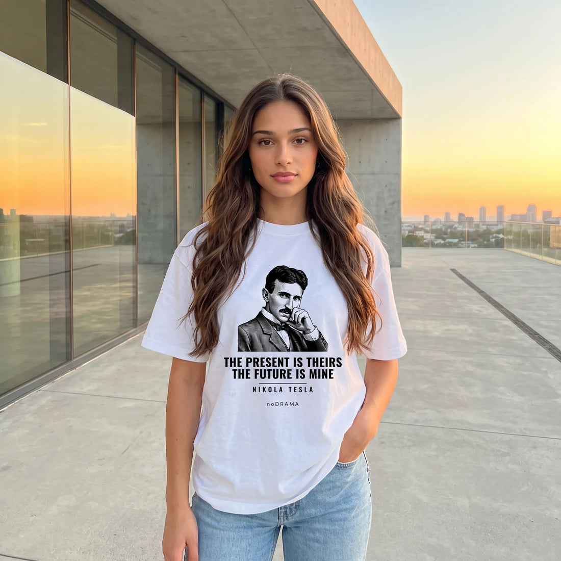 Жена с бяла oversized тениска Тесла на терасата на модерна сграда при залез noDRAMA