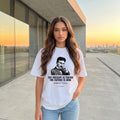 Жена с бяла oversized тениска Тесла на терасата на модерна сграда при залез noDRAMA