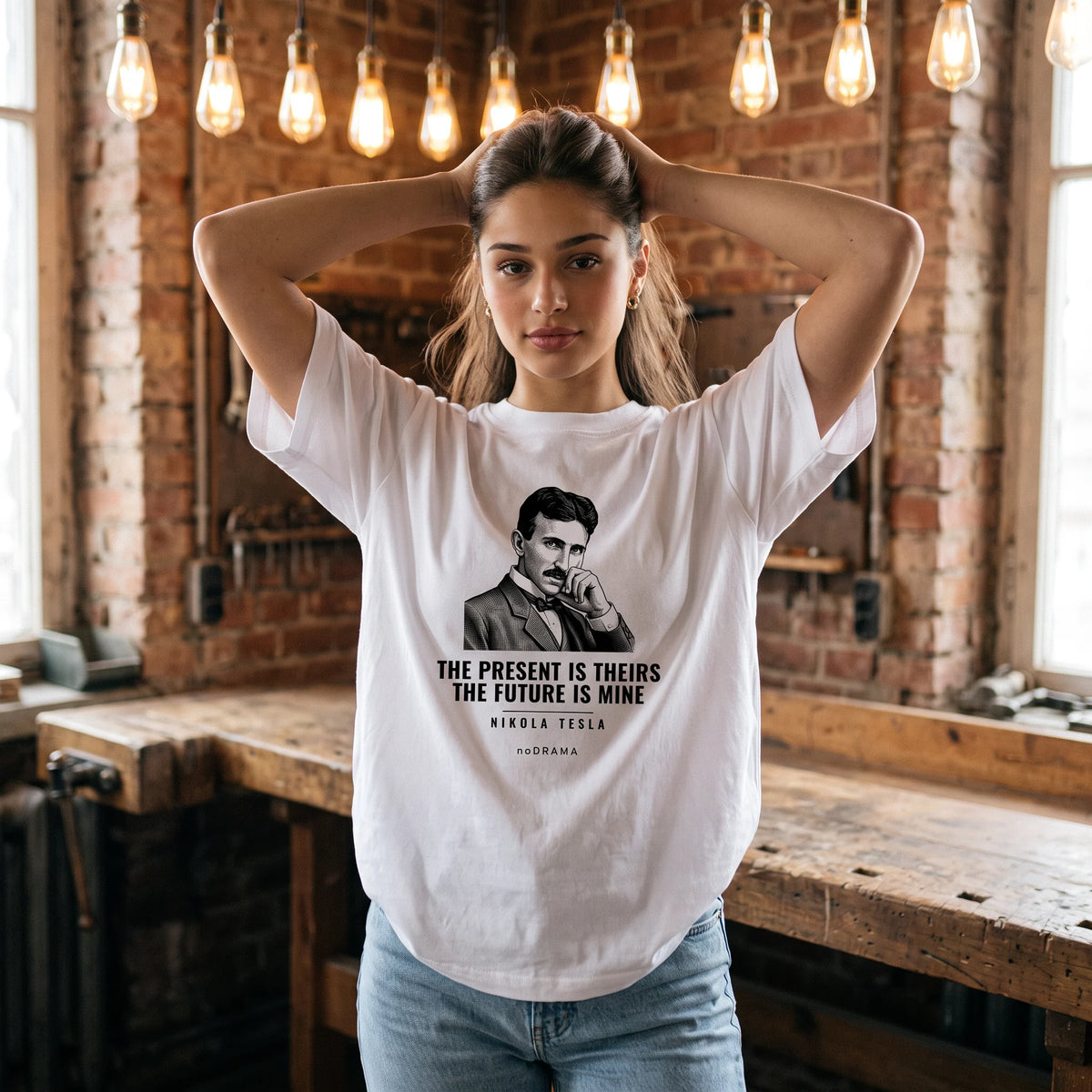 Жена с бяла oversized тениска Тесла в стара работилница с ретро крушки noDRAMA