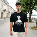 Мъж с черна oversized тениска Твен на крайбрежната в Русе noDRAMA