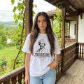 Жена с бяла oversized тениска Твен на дървена веранда noDRAMA