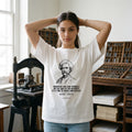 Жена с бяла oversized тениска Твен в стара печатница noDRAMA