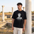 Мъж с черна oversized тениска Марк Аврелий сред руините на Никополис ад Иструм noDRAMA