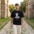 Мъж с черна oversized тениска Марк Аврелий по стар римски път noDRAMA