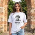 Жена с бяла oversized тениска Марк Аврелий под антична арка noDRAMA