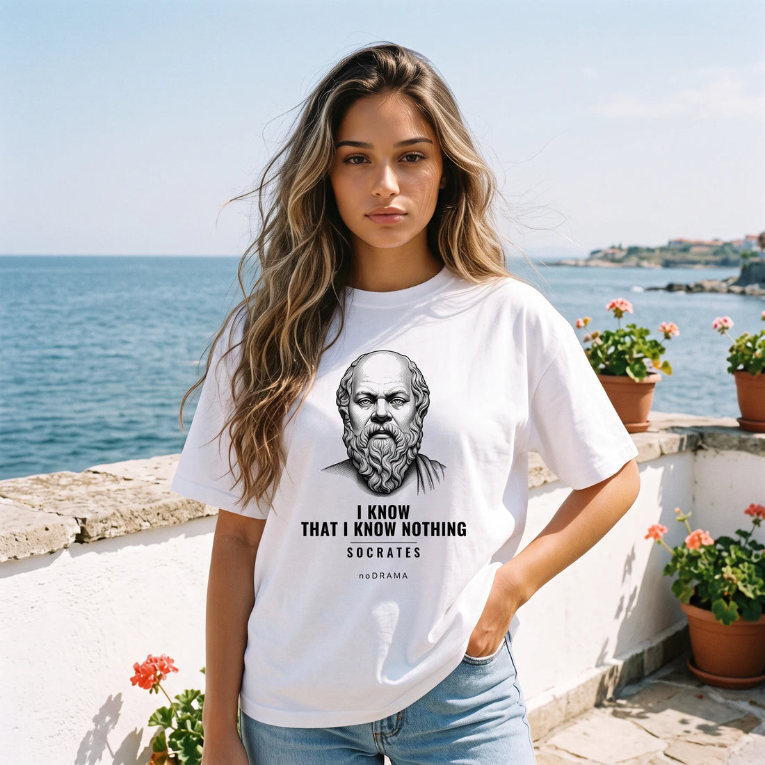 Жена с бяла oversized тениска Сократ на тераса над морето noDRAMA