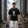 Мъж с черна oversized тениска Ницше по планинска пътека в Рила noDRAMA