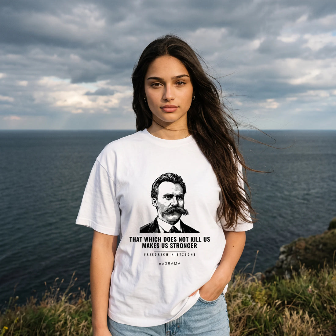 Жена с бяла oversized тениска Ницше на нос Емине noDRAMA